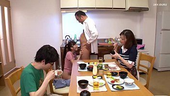 พ่อเลี้ยงเย็ดลูกสาวของเธอ ลูกชายระยำแม่เลี้ยง 13 min
